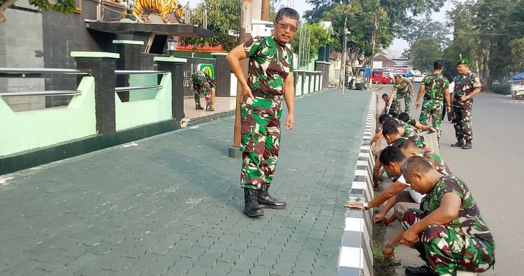 Anggota Kodim 0603/Lebak Laksanakan Pembersihan Lingkungan Makodim