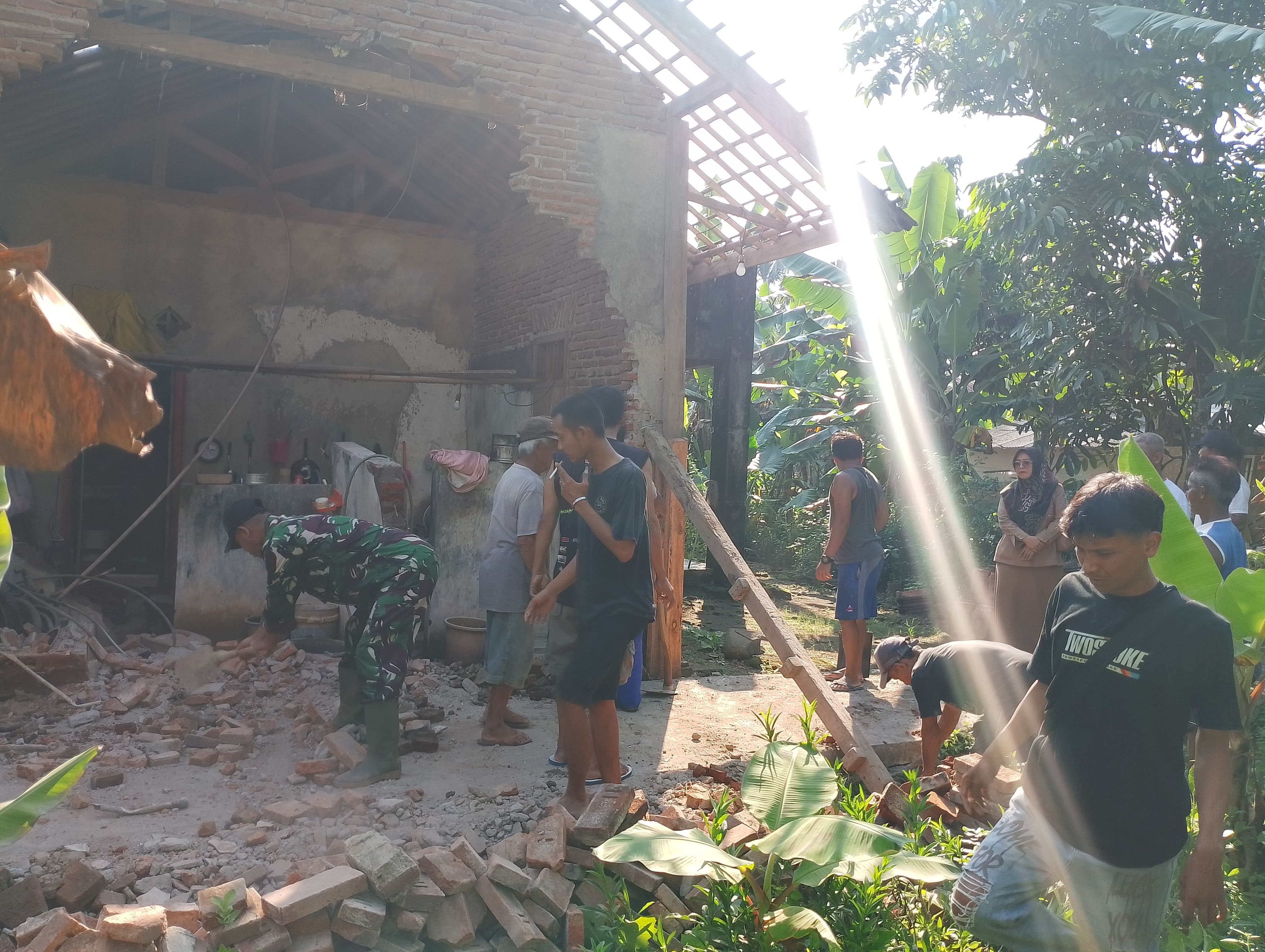 Bakti TNI Bersihkan Puing Rumah Warga Banjar