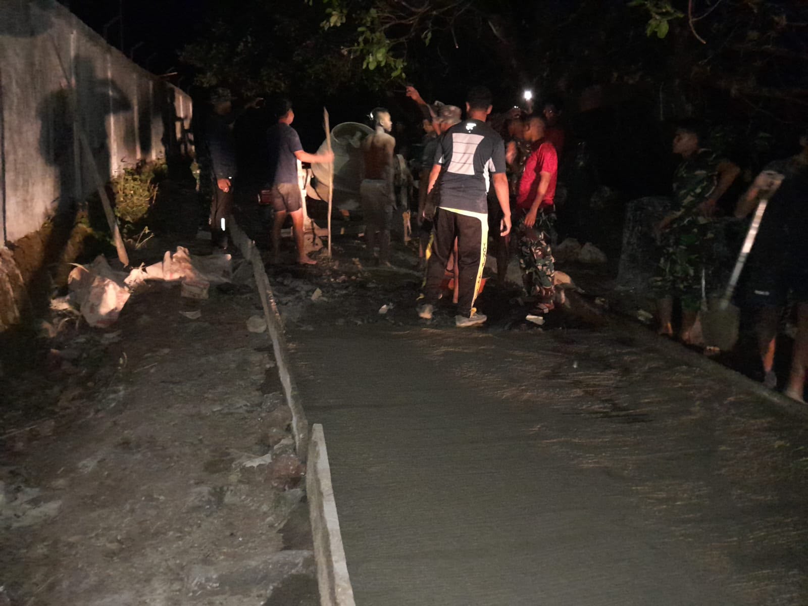 Bhakti TNI AD untuk Rakyat, Pembangunan Rabat Jalan di Alor Capai 431 Meter