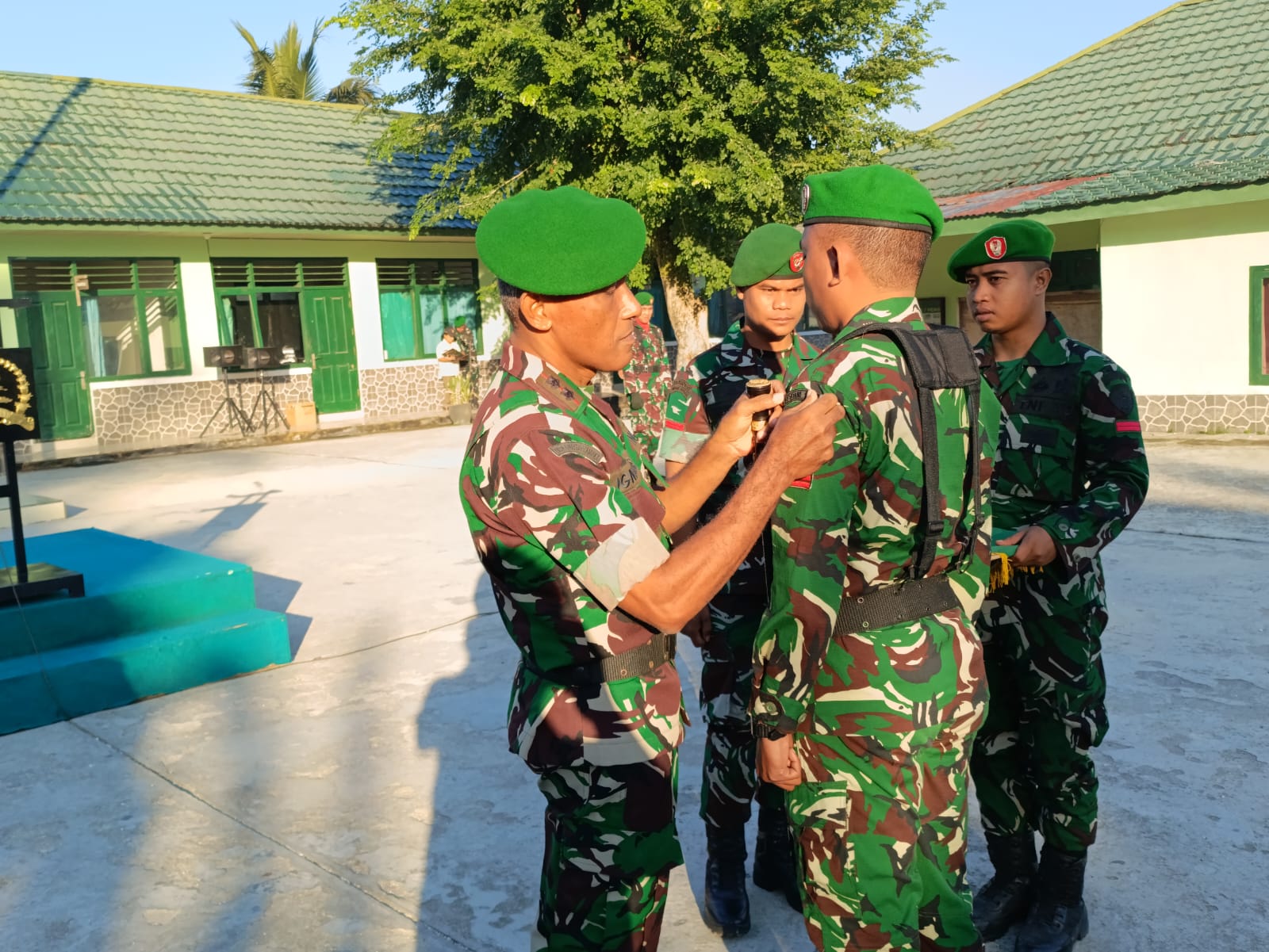 Tingkatkan Kedisiplinan Prajurit, Dandim 1613/Sumba Barat Pimpin Upacara Bendera Mingguan di Makodim