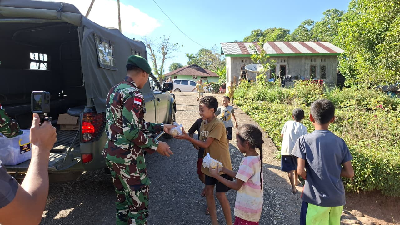 Satgas Pamtas Yonarhanud 2 Kostrad Hadirkan Minggu Kasih, Bagikan Makanan Kepada Masyarakat