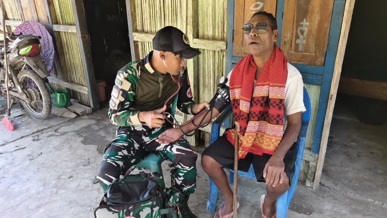 Yonarmed 12 Kostrad Peduli Kesehatan Masyarakat Perbatasan di Desa Alas Utara