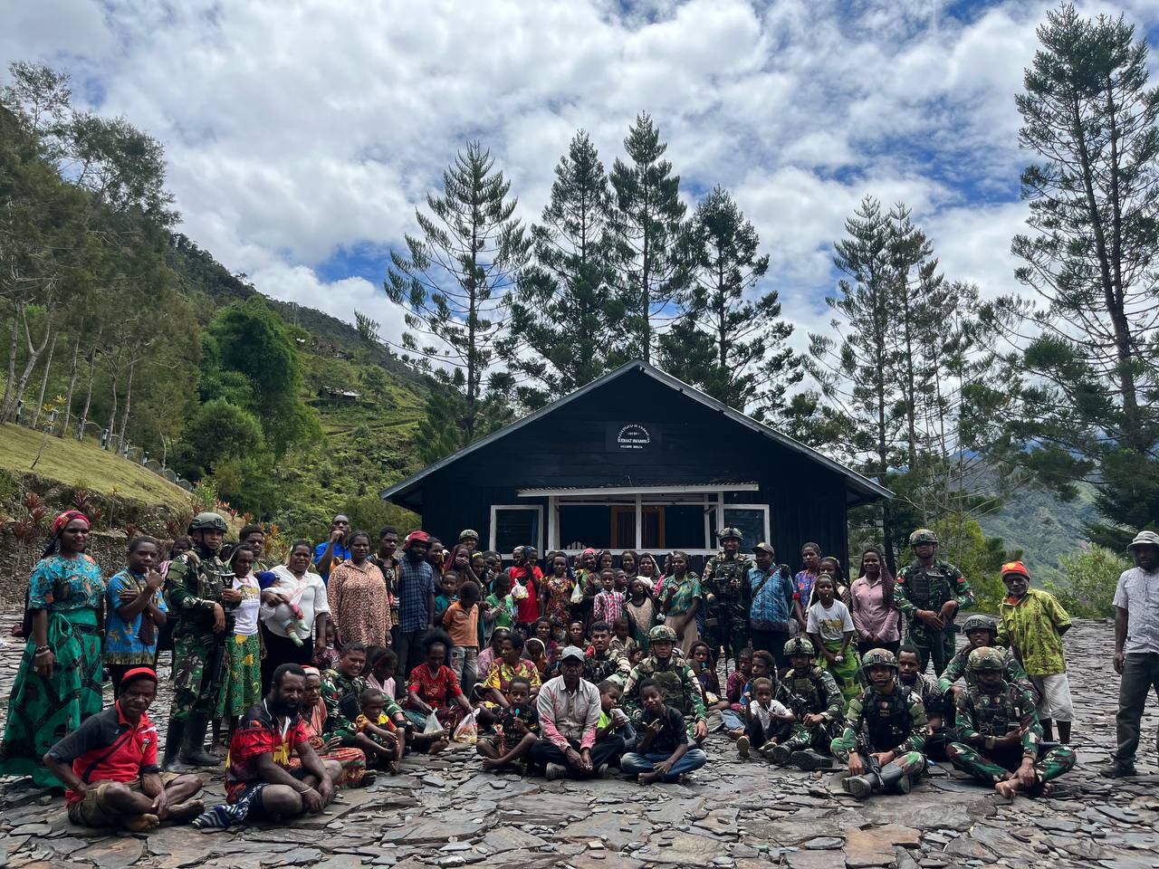 Minggu kasih di Pedalaman Papua, Satgas Yonif 743/PSY Hadir Membawa Sukacita Jemaat Talilime