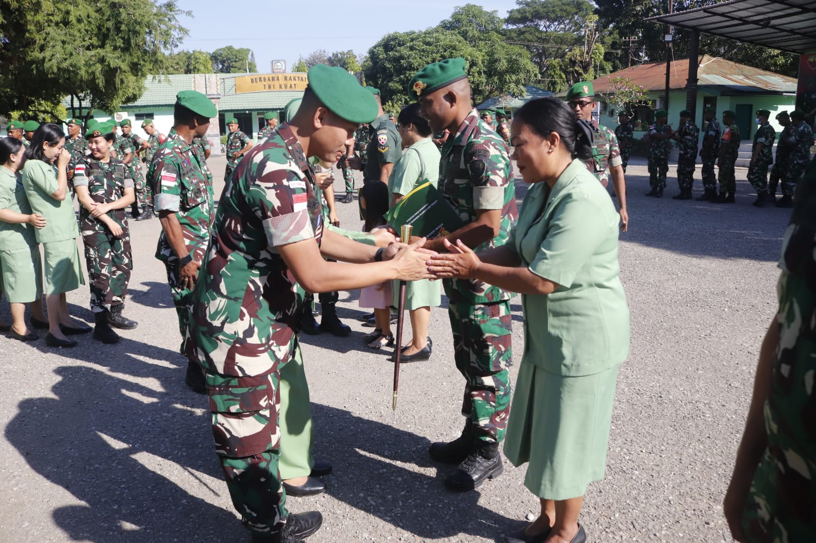 Dandim Belu Pimpin Acara Corps Raport Pindah Satuan 4 Personil Bintara Kodim 1605/Belu