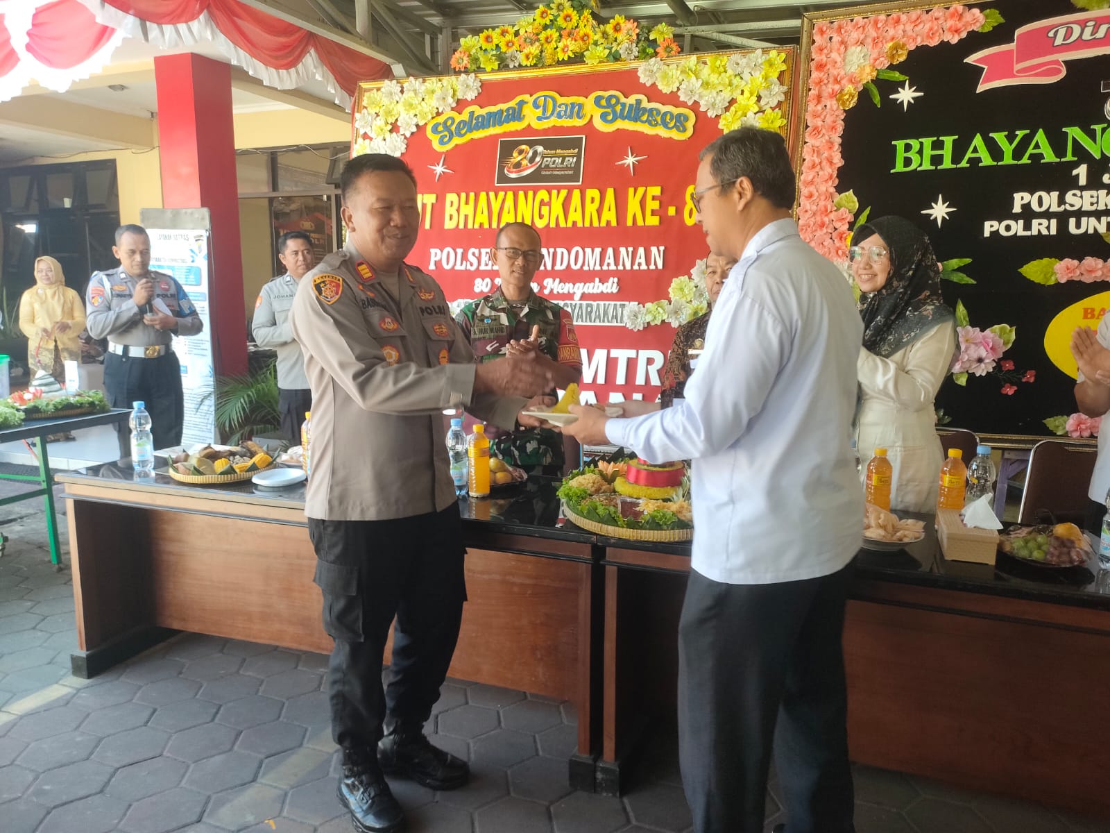 Danramil Bersama Forkopimtren Berikan Kejutan HUT Bhayangkara ke-80