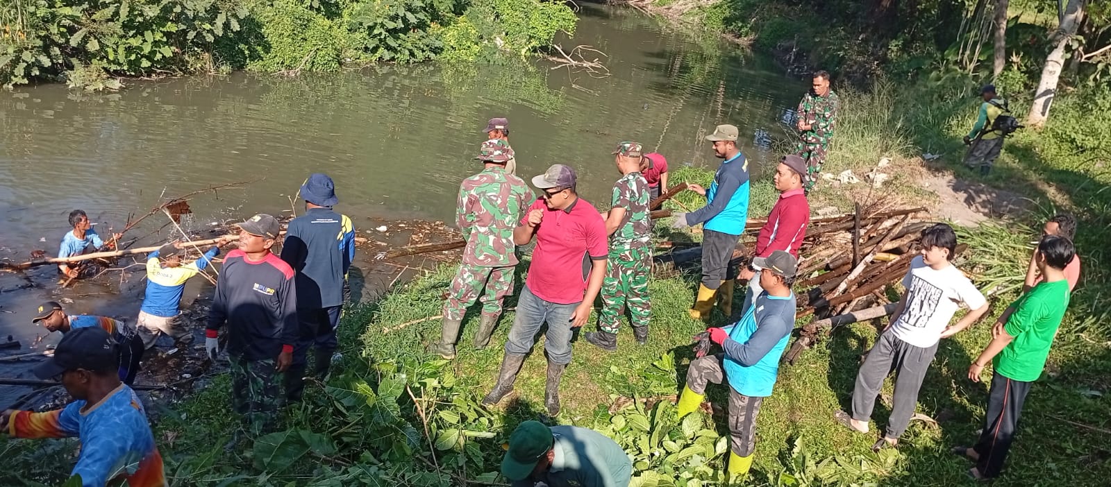 Karya Bhakti Koramil 19/Trucuk Wujud Nyata Mitigasi Banjir Dan Kemanunggalan TNI Dengan Rakyat