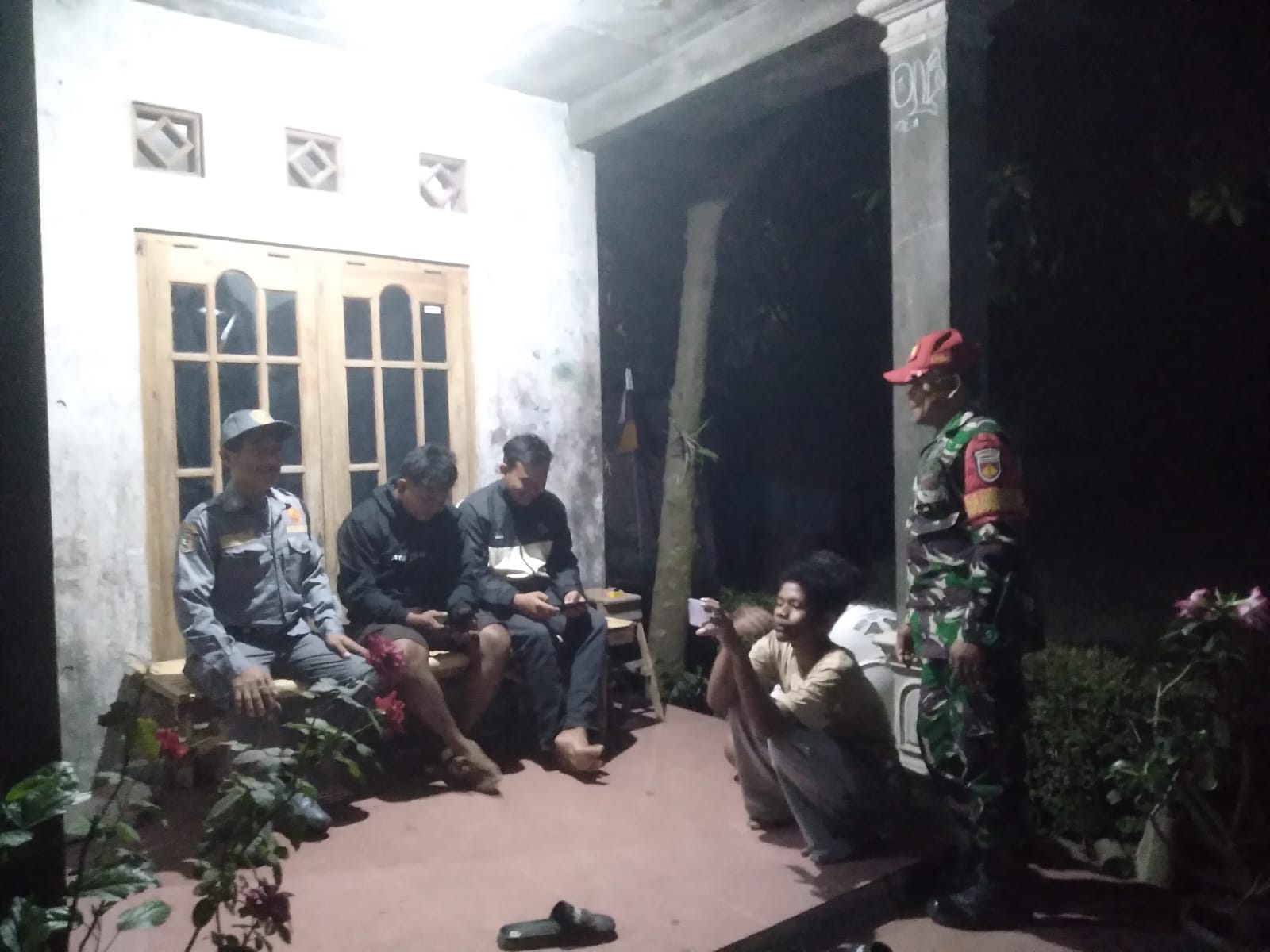 Patroli Malam Babinsa Koramil Trucuk Dan Linmas Perkuat Keamanan Lingkungan Desa Mandong Klaten