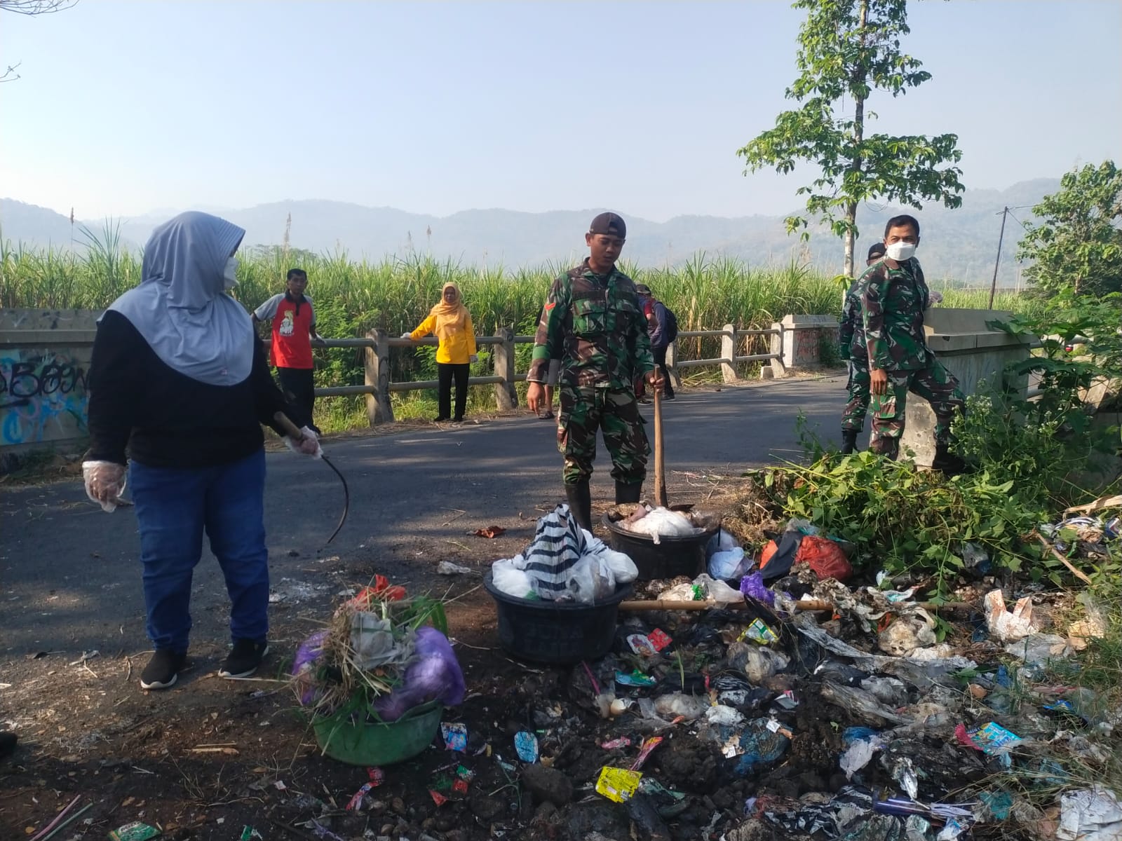 Koramil 10/Gantiwarno Bersama Forkopimcam Gelar Karya Bakti Bersihkan Jalur Wedi–Karangturi–Gedangsari