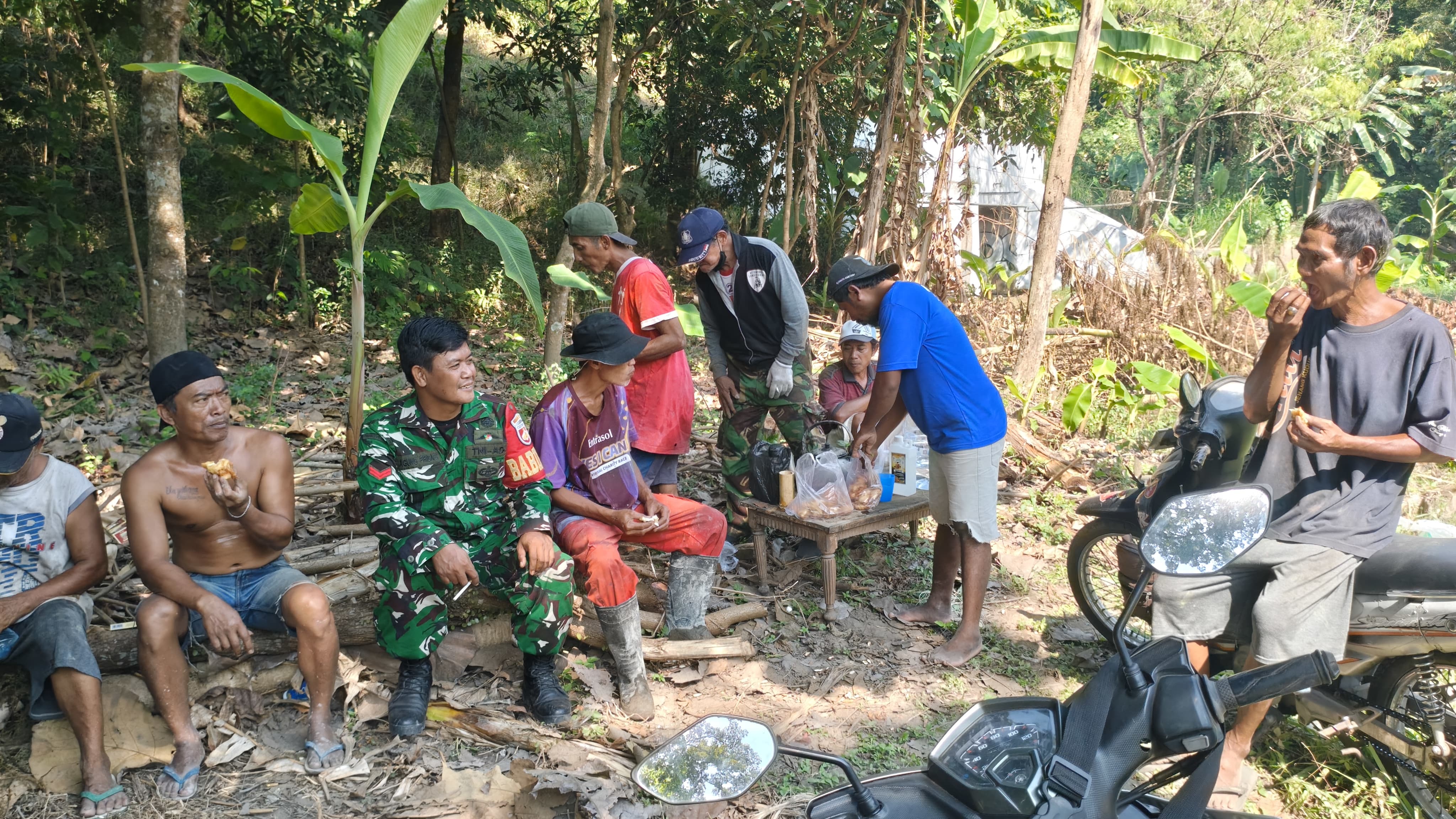 Teh Panas dan Makanan Ringan Menemani Istirahat Pembangunan Jembatan