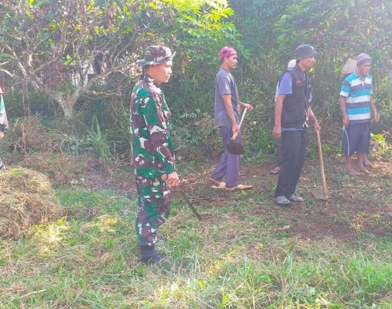 Babinsa Koramil 2209/Lengkong Bersama Warga Gelar Karya Bakti Bersihkan Jalan Menuju TPU