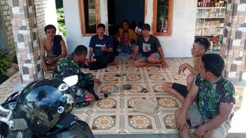 Babinsa Koramil 2212/Tegalbuleud Laksanakan Komsos Bersama Tokoh Pemuda Di Desa Bangbayang