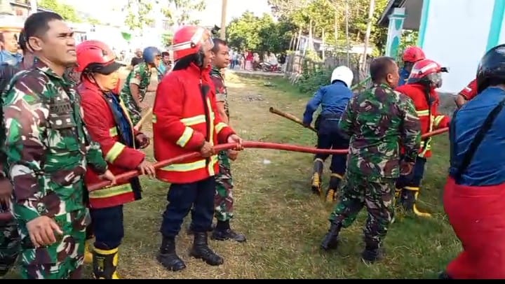 Respons Cepat Kodim 1628/KSB, Babinsa Taliwang Sigap Bantu Penanganan Kebakaran Rumah Warga