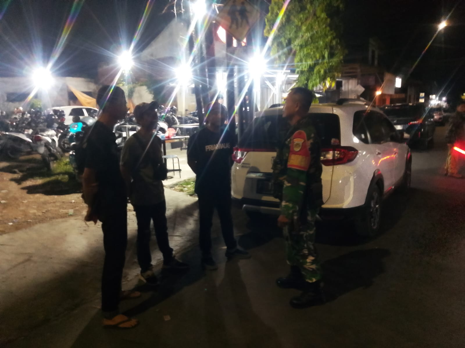 Babinsa Nyomplong Koramil 0607-07/Warudoyong Patroli Malam, Ajak Warga Tingkatkan Keamanan Lingkungan