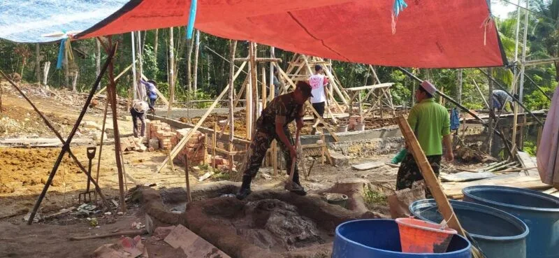 Babinsa Koramil 2213/Jampangkulon Gotong Royong Bersama Warga Wujudkan Kemanunggalan TNI Dengan Rakyat