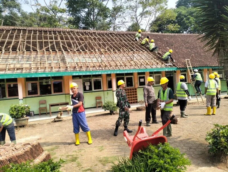 Babinsa Koramil 2209/Lengkong Hadiri Pembongkaran SDN Bojong Tugu Dukung Program Revitalisasi Sekolah Kemendikbud