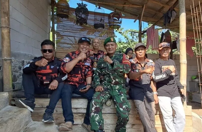Babinsa Koramil 2207/Jampangtengah Laksanakan Komsos Bersama Warga Di Desa Purabaya