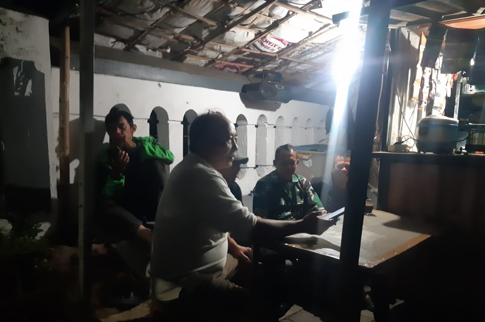 Babinsa Benteng ,Koramil 0607-07/Warudoyong Intensifkan Patroli Malam, Ajak Warga Tingkatkan Kewaspadaan Saat Ronda