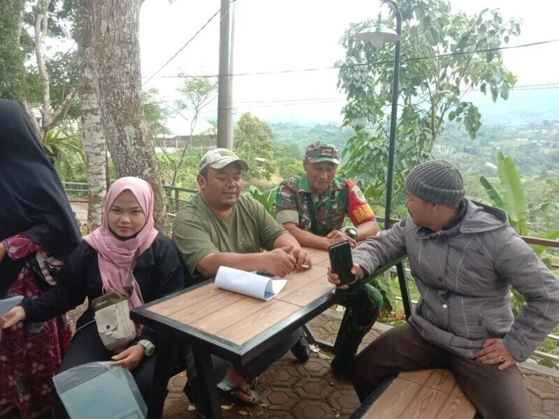 Babinsa Koramil 2205/Kalapanunggal Laksanakan Komsos Bersama Ketua Rt Dan Warga Desa Cihamerang