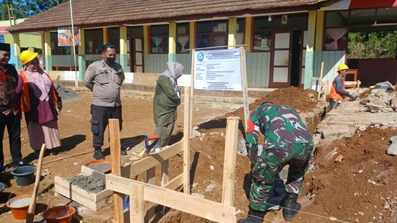 Babinsa Koramil 2204/Cikidang Hadiri Peletakan Batu Pertama Revitalisasi SDN 2 Sampora