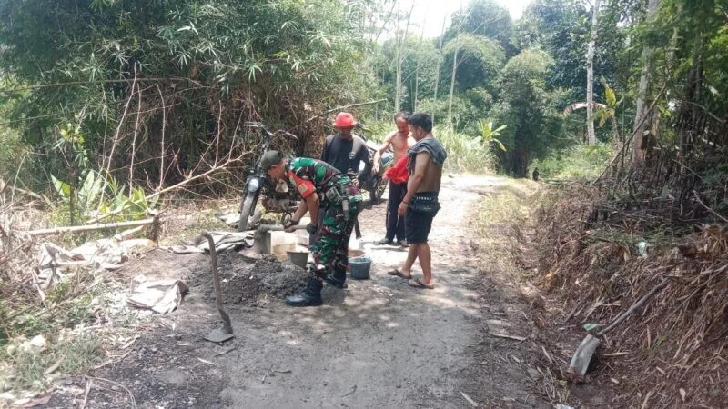 Babinsa Koramil 2208/Nyalindung Laksanakan Bakti Perbaikan Jalan Berlubang Di Desa Buniwangi