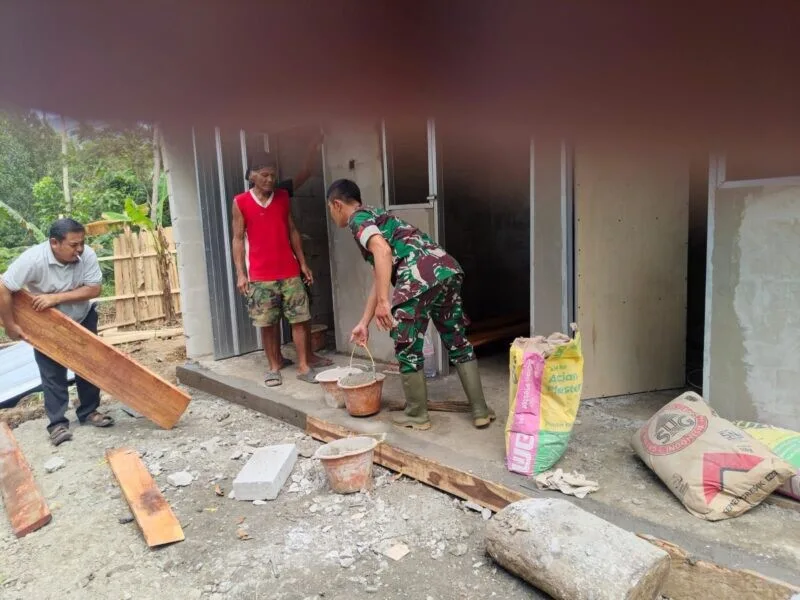 Babinsa Koramil 2202/Palabuhanratu Gotong Royong Bangun WC Umum Bersama Warga