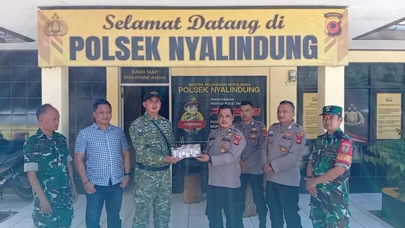 Anggota Koramil 2208/Nyalindung Sampaikan Ucapan Selamat HUT Bhayangkara ke-80 di Mapolsek Nyalindung