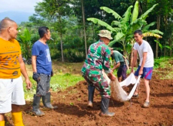 Babinsa Koramil 2206/Parakansalak Gotong Royong Bersama Warga Perbaiki Jalan Di Desa Bojonglongok