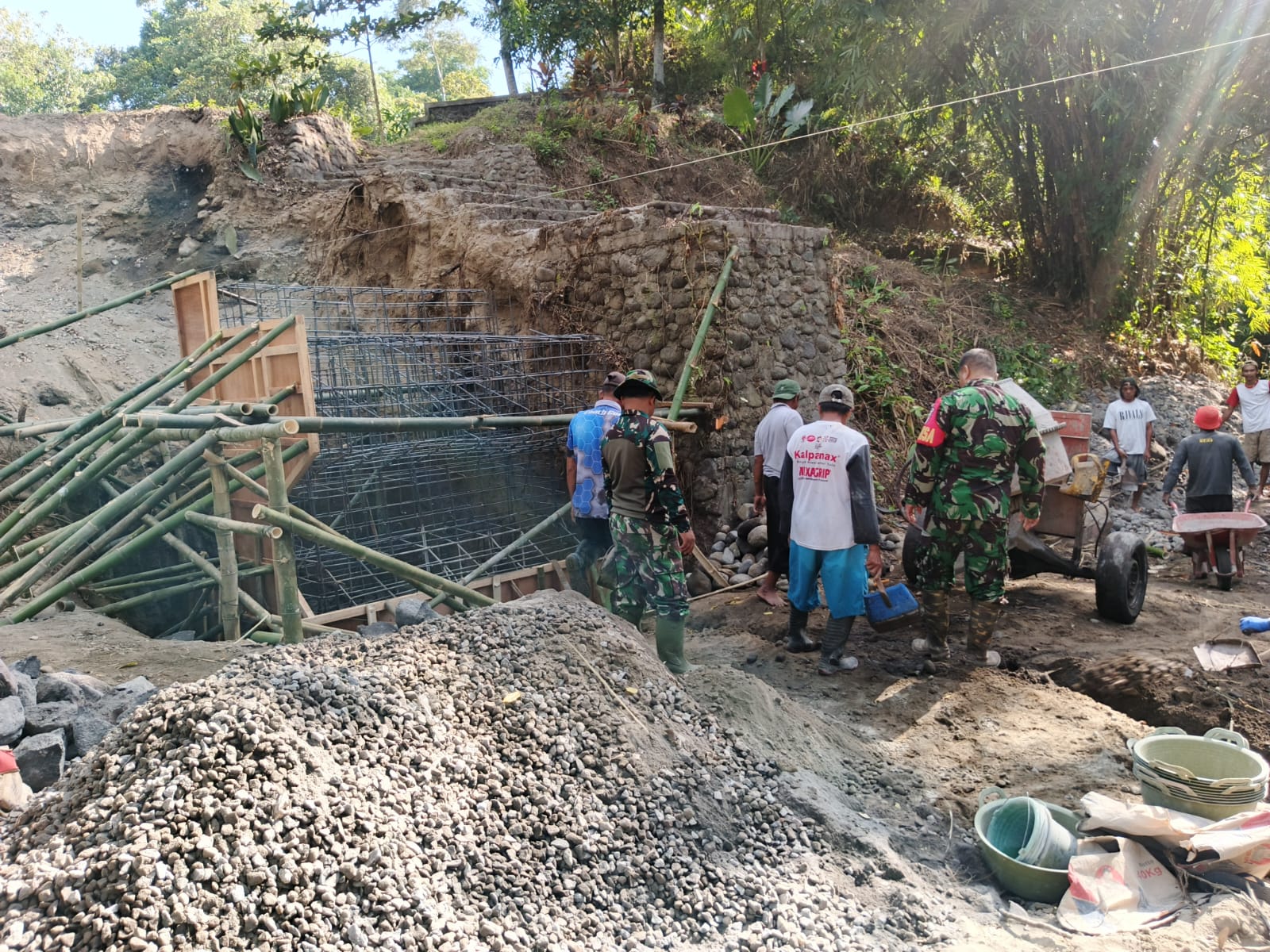 Wujudkan Akses Perekonomian Masyarakat Kodim Sleman Bangun Jembatan Beton Garuda