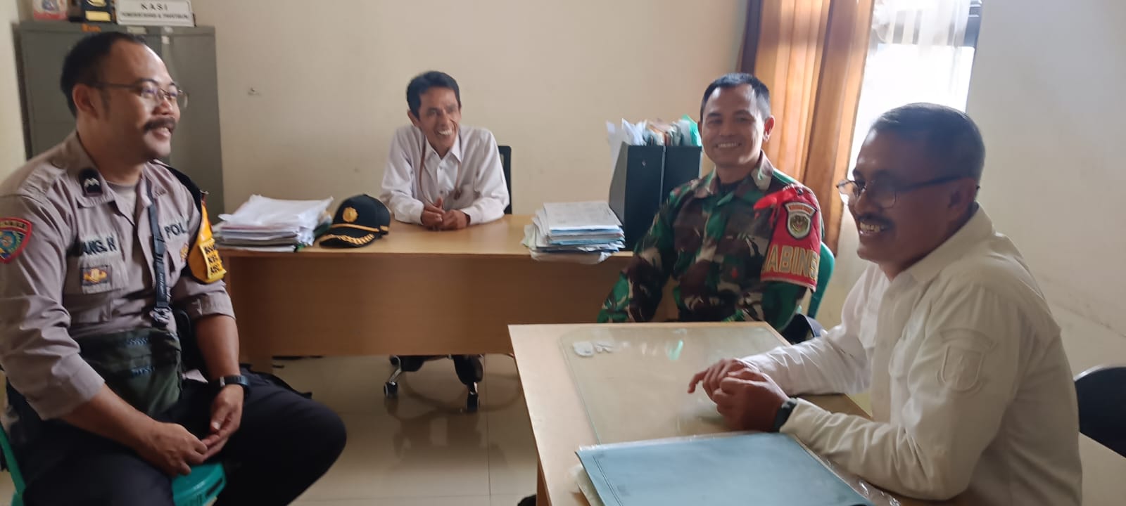 Babinsa Nyomplong,Koramil 0607-07/ Warudoyong Perkuat Sinergi dengan Aparatur Kelurahan Lewat Komsos