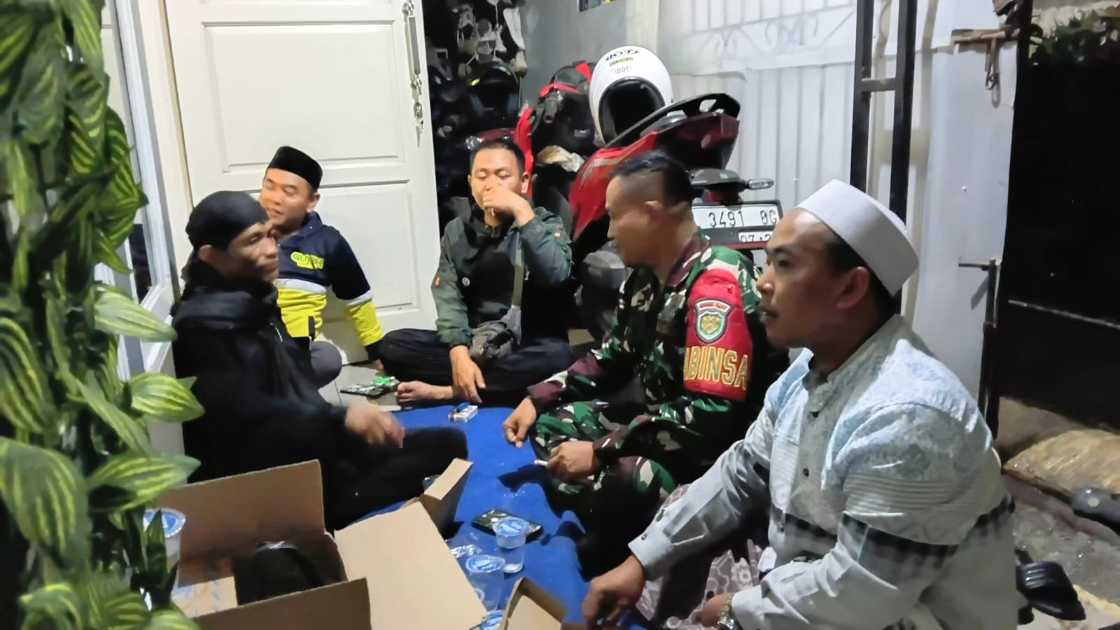 Babinsa Gunung Puyuh Perkuat Silaturahmi dan Sinergitas Melalui Komsos Malam Bersama Warga
