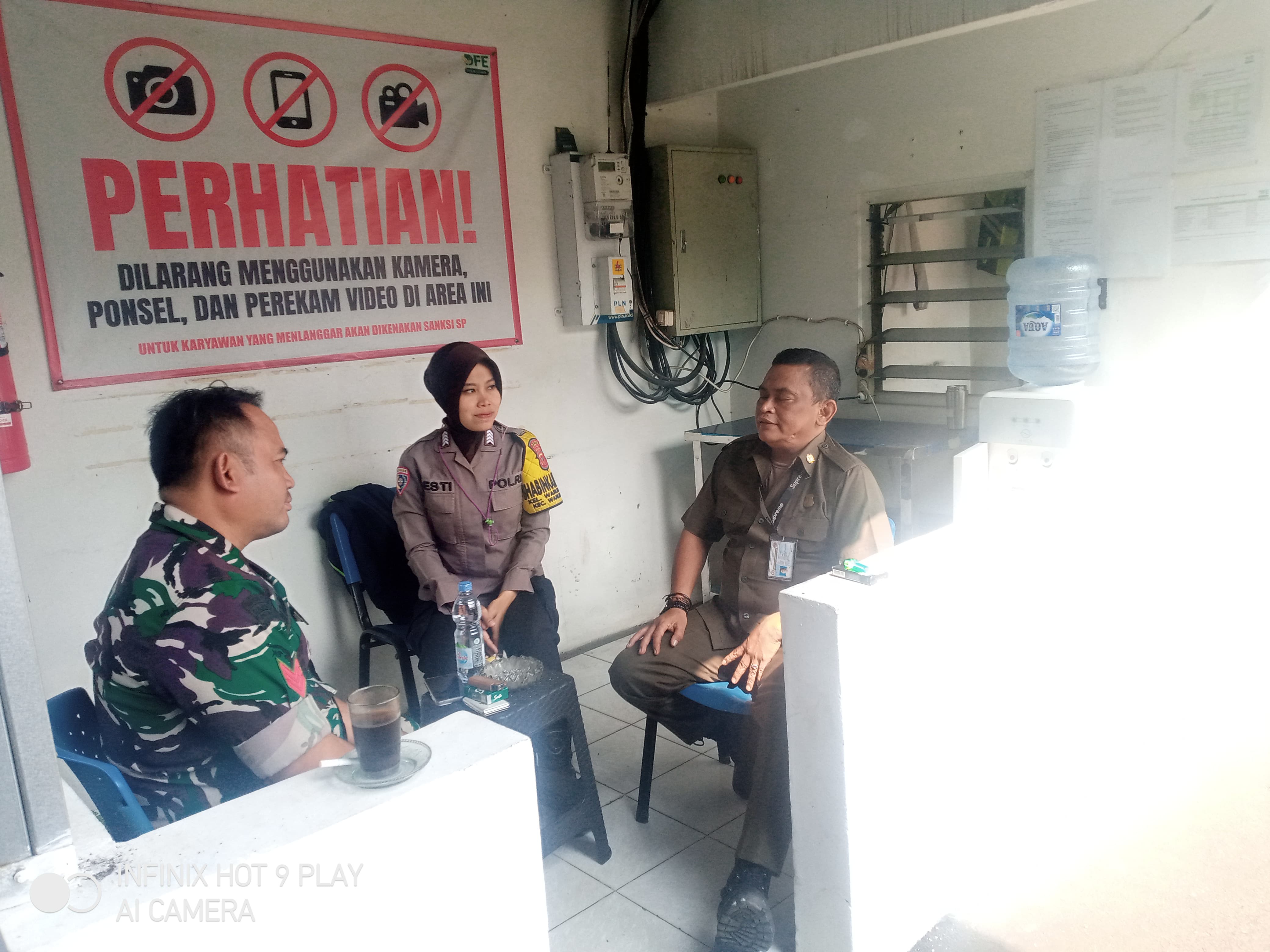 Babinsa dan Bhabinkamtibmas Perkuat Sinergitas dengan Security PT Indico, Bahas Kondusivitas Wilayah Warudoyong
