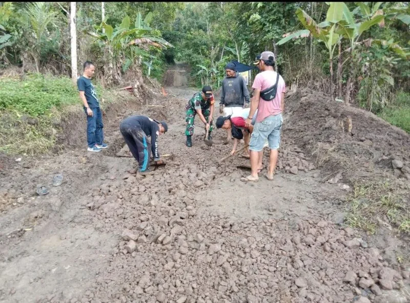 Babinsa Koramil 2211/Sagaranten Bersama Warga Laksanakan Karya Bakti Perbaikan Jalan di Desa Mekartani