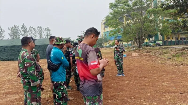 Anggota Koramil 2202/Palabuhanratu Laksanakan Korve Pembuatan Tenda Marshalling Area Yon TP di PLUT Cikembang
