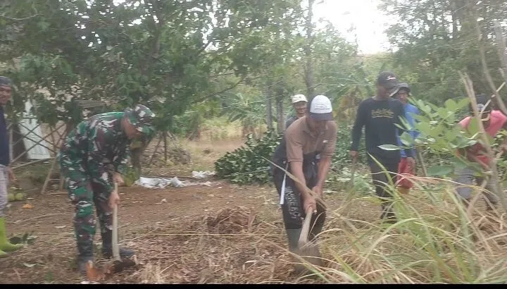 Babinsa Koramil 2215/Ciemas Bersama Warga Laksanakan Bakti Pembersihan Lingkungan Di Desa Tamanjaya