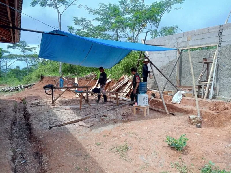 Babinsa Koramil 2213/Jampangkulon Bersama Warga Laksanakan Bakti di Desa Cikaranggeusan