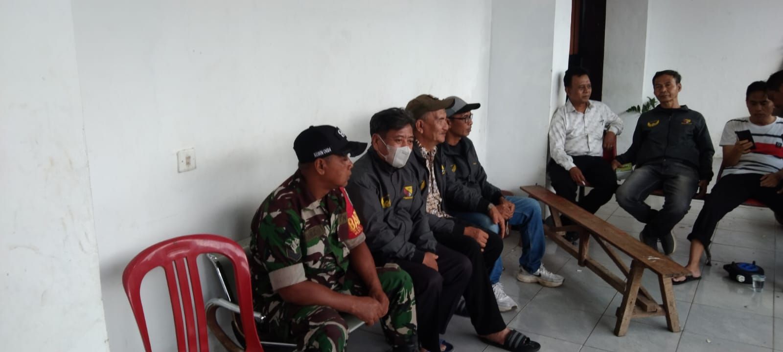 Babinsa Desa Sukamanah Koramil 2403/Paseh Ajak Perangkat Desa Sukamanah Bijak Bermedia Sosial Melalui Komsos