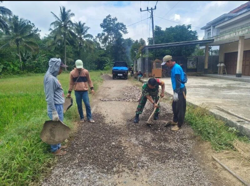 Babinsa Koramil 2211/Sagaranten Laksanakan Karya Bakti Perbaikan Jalan Di Desa Tanjungsari