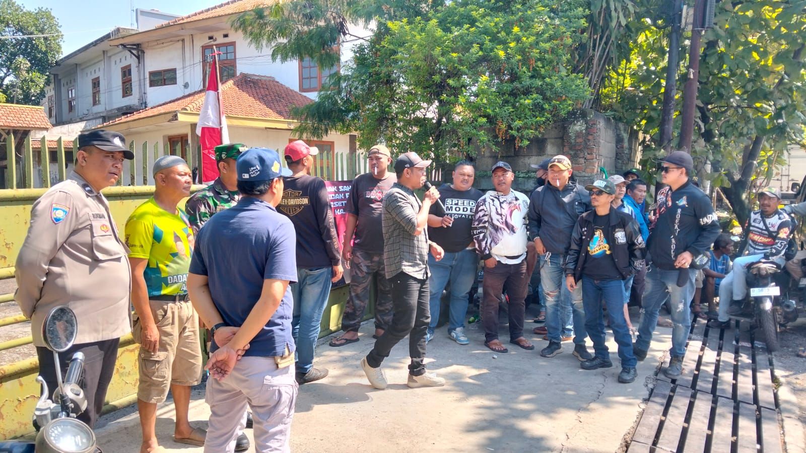 Babinsa Koramil 2407/Dayeuhkolot Kodim 0624/Kab. Bandung Monitoring Audiensi Warga Dengan Pengelola Wisma Usaha Di Kelurahan Pasawahan