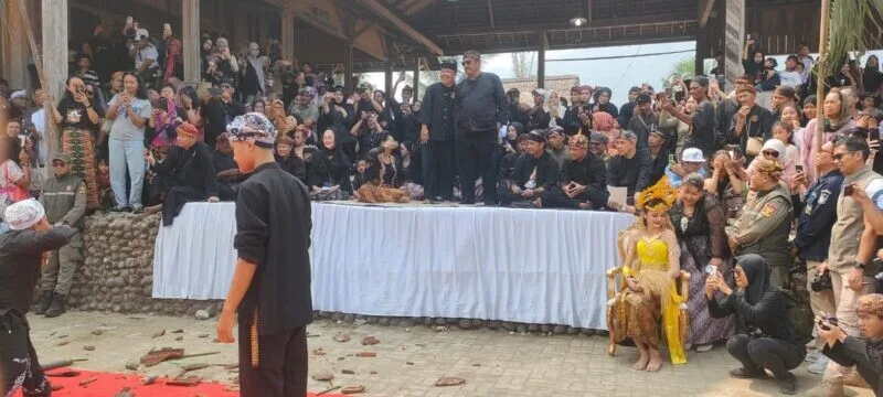 Danramil 2201/Cisolok Hadiri Puncak Perayaan Seren Taun Ke-447 di Kasepuhan Sinaresmi