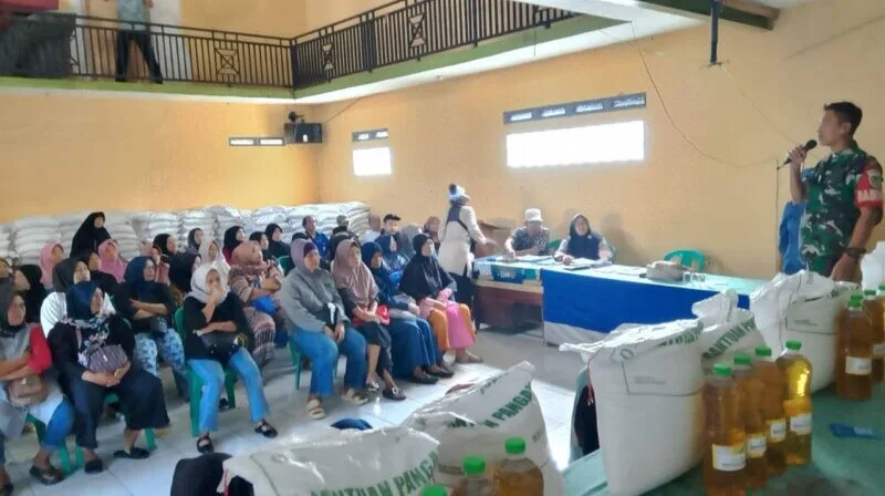 Babinsa Koramil 2208/Nyalindung Berikan Pengarahan kepada Penerima BLT di Desa Cijangkar