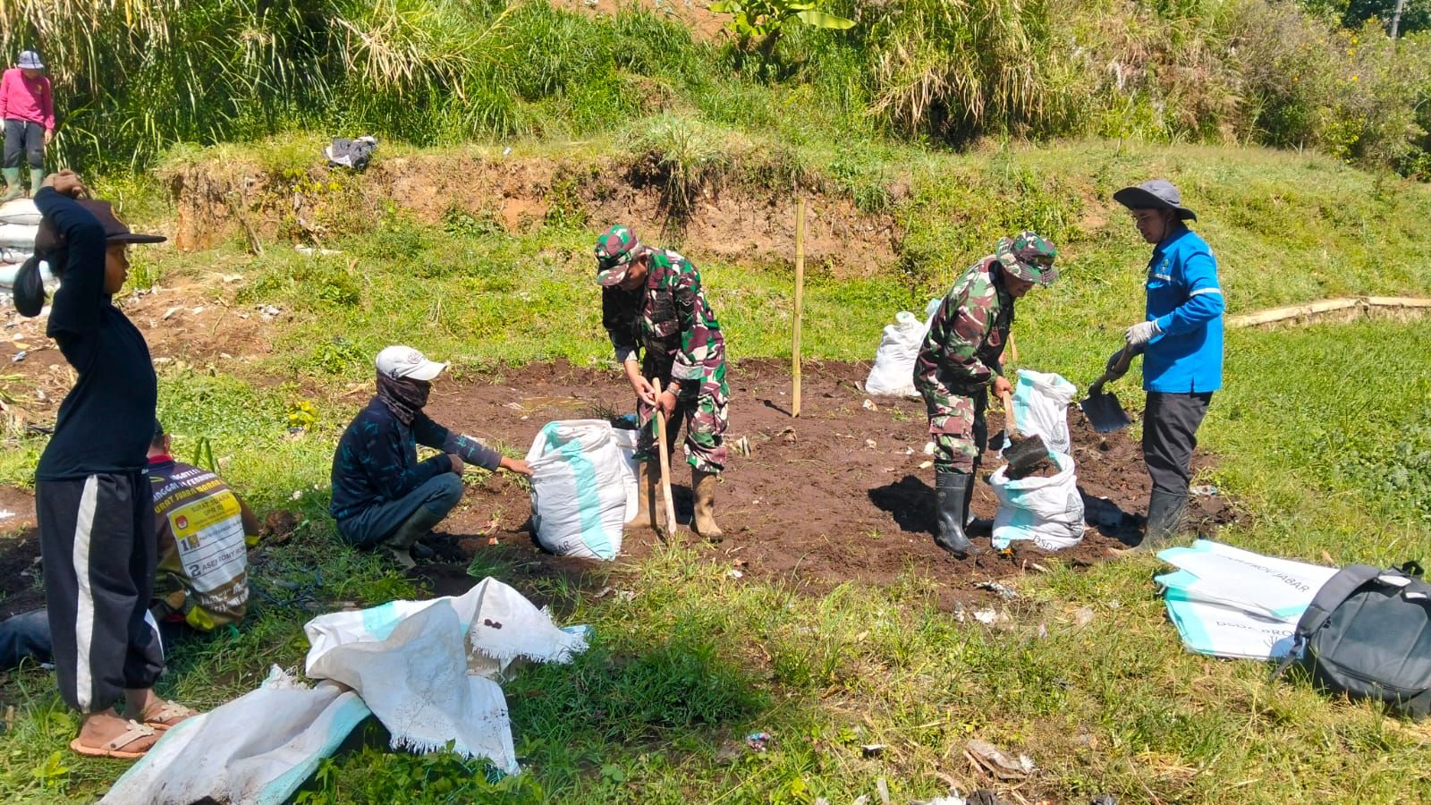 Karya Bakti Bersihkan Sampah Di Situ Sirah Cianjing, TNI Dan Warga Bersinergi Jaga Kelestarian Sumber Mata Air