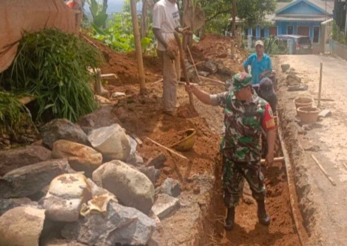 Babinsa Koramil 2206/Parakansalak Gotong Royong Perbaiki Parit Bersama Warga di Desa Sukakersa