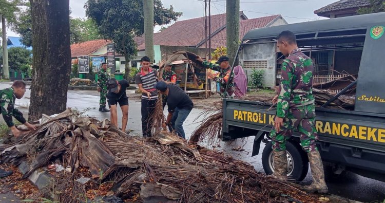 Koramil 2401/Rancaekek Bersama Warga Laksanakan Karya Bakti Bersihkan Tumpukan Sampah di Trotoar Jalan