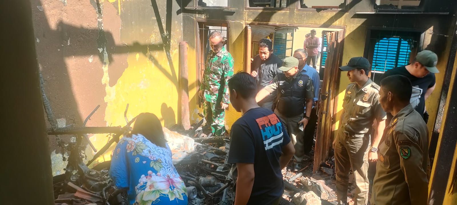 Babinsa Desa Nagrog Sigap Bantu Warga Korban Kebakaran di Cicalengka