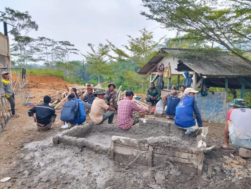Babinsa Koramil 2207/Jampangtengah Bersama Warga Laksanakan Karya Bakti Pengerasan Jalan di Desa Margaluyu