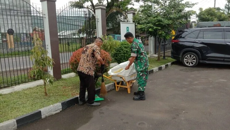 Babinsa Koramil 2202/Palabuhanratu Gelar Bakti Pembersihan Jalan Di Desa Mekar Asih