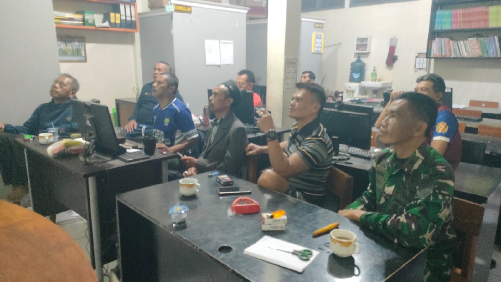 Babinsa Koramil 2401/Rancaekek Kodim 0624/Kab.Bandung Nonton Bareng Gembira Piala Dunia 2026 Bersama Perangkat Desa Jelegong