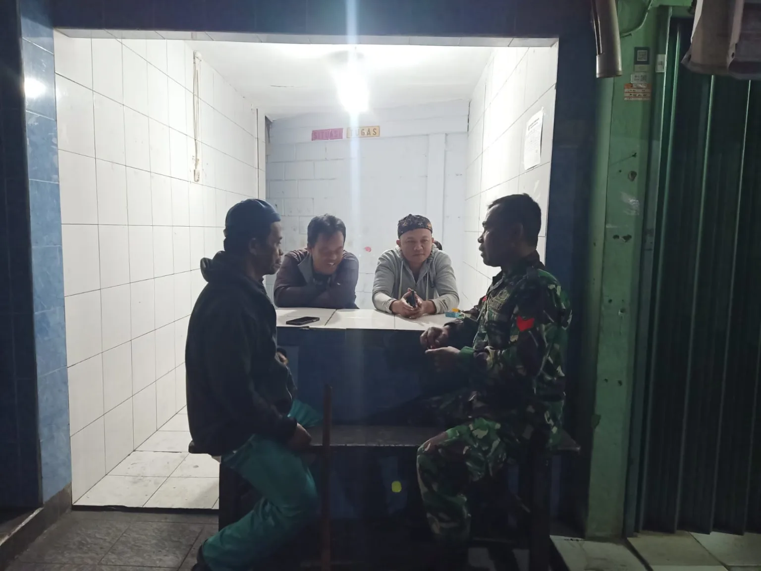Babinsa Koramil 0607-06/Gunungpuyuh Intensifkan Komsos dan Patroli Malam, Jaga Kondusivitas Wilayah
