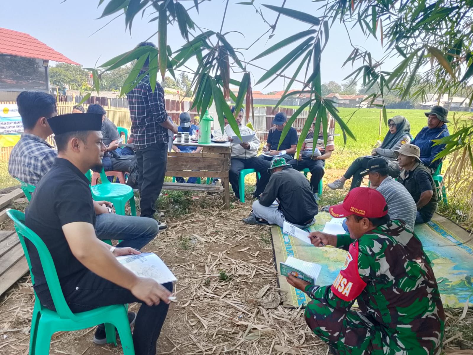 Babinsa Koramil 2404/Majalaya Dampingi Sosialisasi dan Bimtek Poktan Penerima Bantuan Ayam Petelur di Desa Sukamaju
