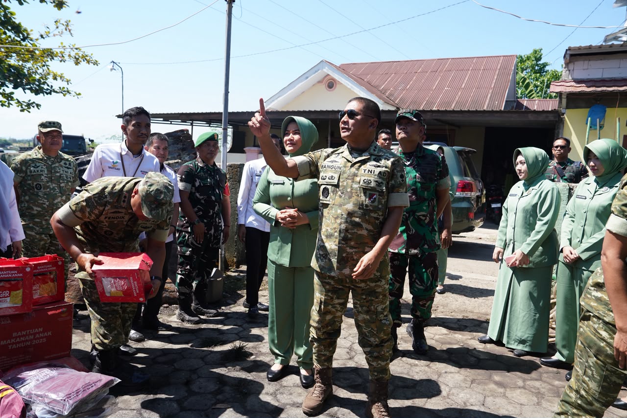 Sentuhan Kepedulian, Pangdam XIV/Hsn Beri Semangat serta Tali Asih kepada Korban Kebakaran Asmil Mawang
